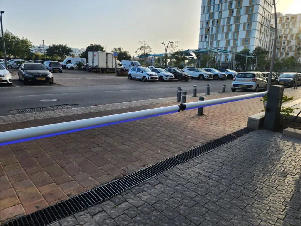 מחסום חניה חשמלי עם תאורת לד