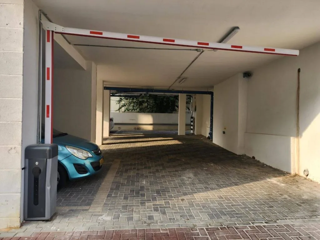 מחסום חניה עם זרוע מתקפלת